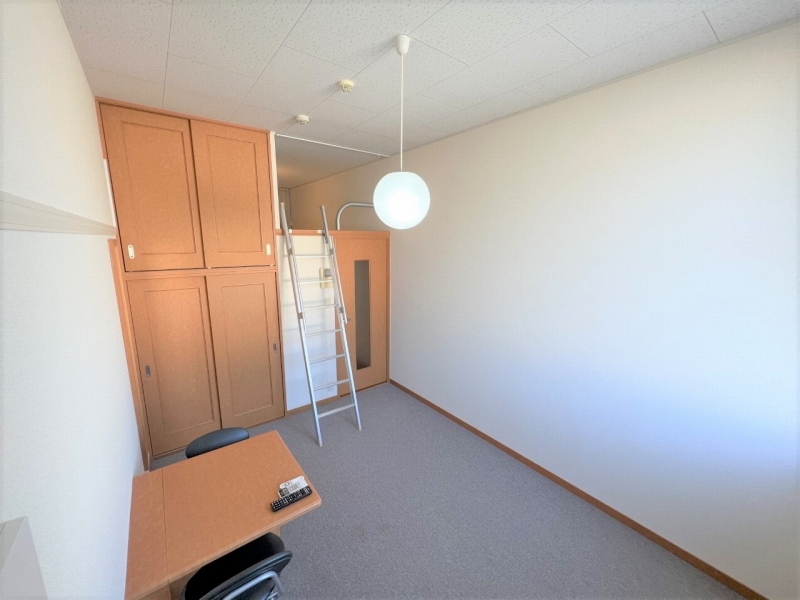 居室・リビング　家電・家具付きの部屋です。