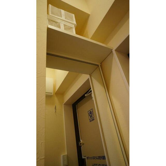 玄関　全身鏡付きのシューズＢＯＸあり