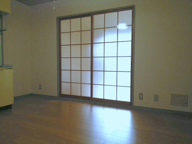 居室・リビング　※別号室の写真です。