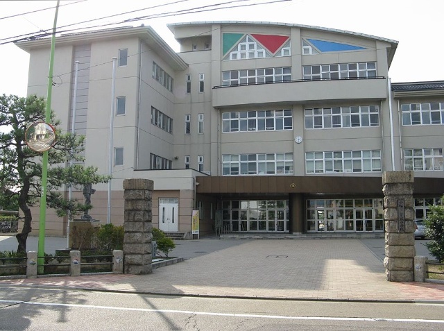 中学校　小松市立芦城中学校（中学校）まで555m