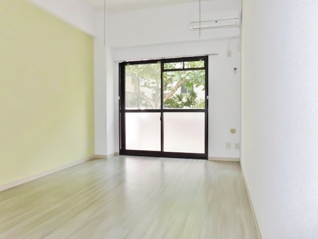 居室・リビング　同建物の別部屋の写真です。