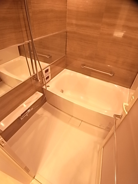 バス・シャワールーム　浴室乾燥機付きのバスルーム