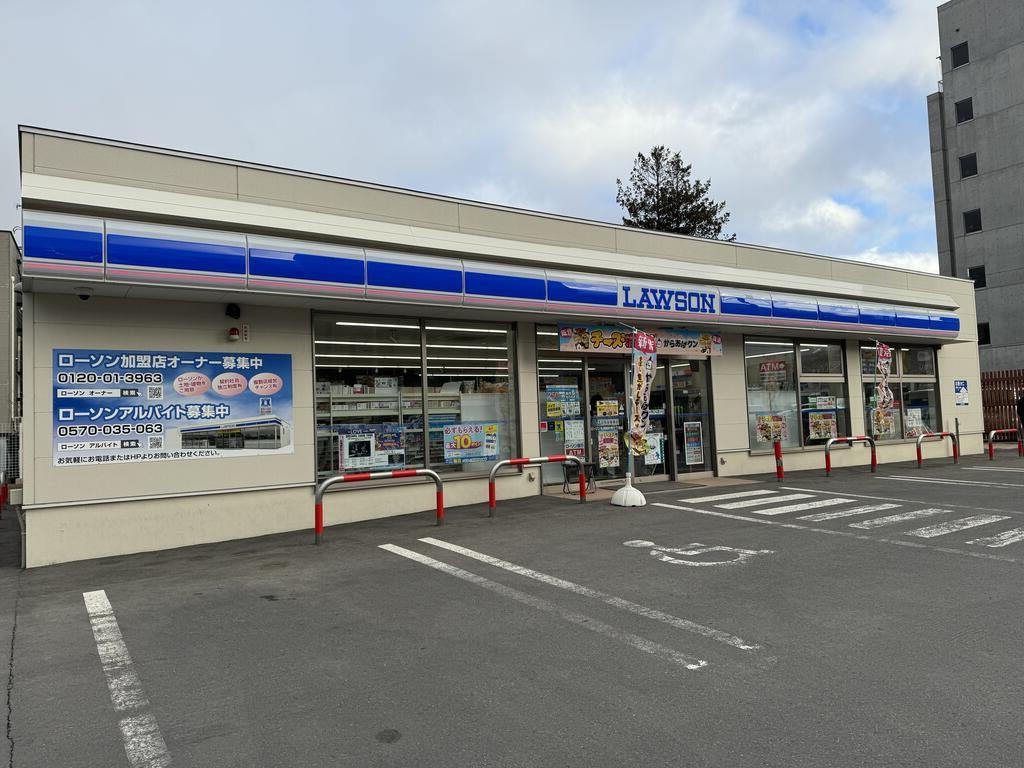 コンビニ　ローソン札幌二十四軒4条店（コンビニ）まで184m