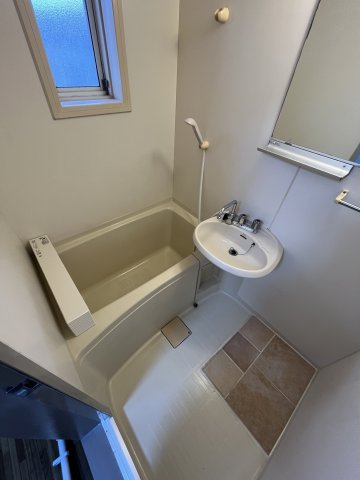 バス・シャワールーム　落ち着いた空間のお風呂です