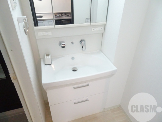 洗面設備　鏡を開くと収納があります♪