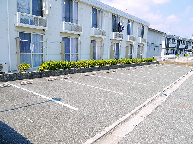 駐車場　駐車場があるので、車を買う予定の方も安心です