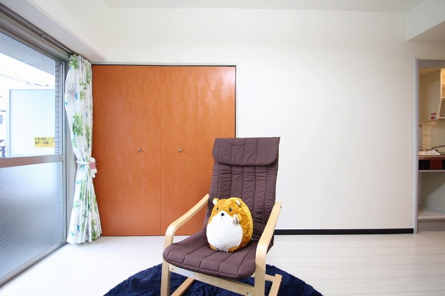 居室・リビング　同物件別室です。