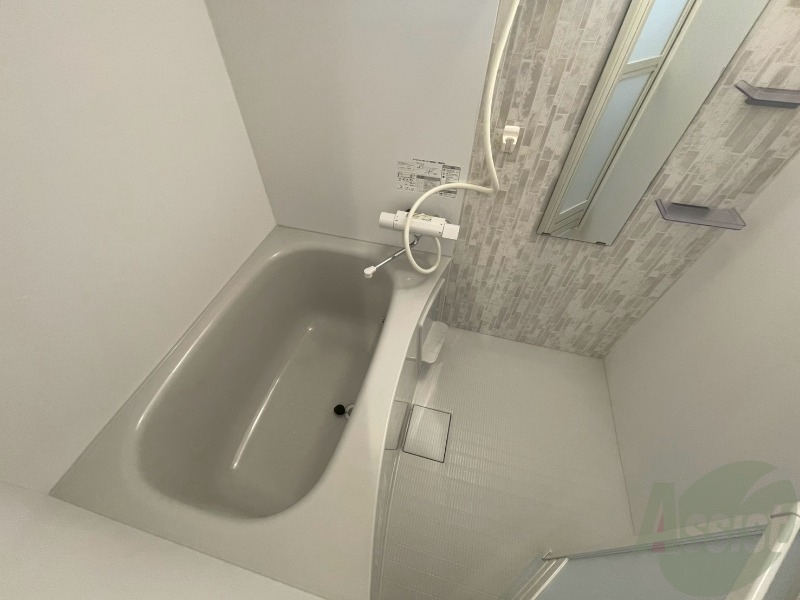 バス・シャワールーム　バスルームは狭すぎず、シャワーも浴びやすそうです。