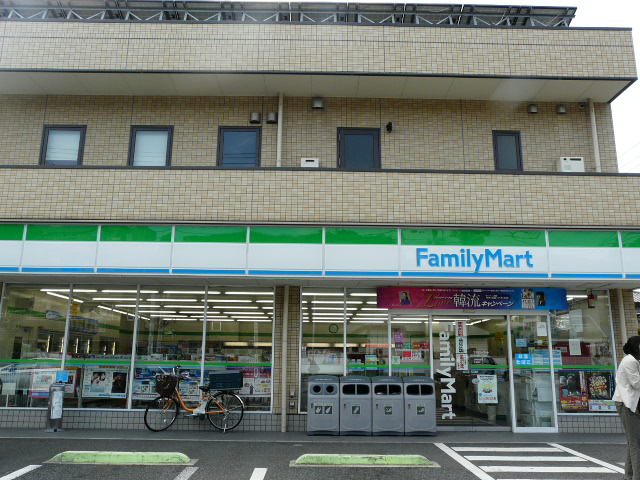 コンビニ　ファミリーマート 六浦四丁目店（コンビニ）まで194m