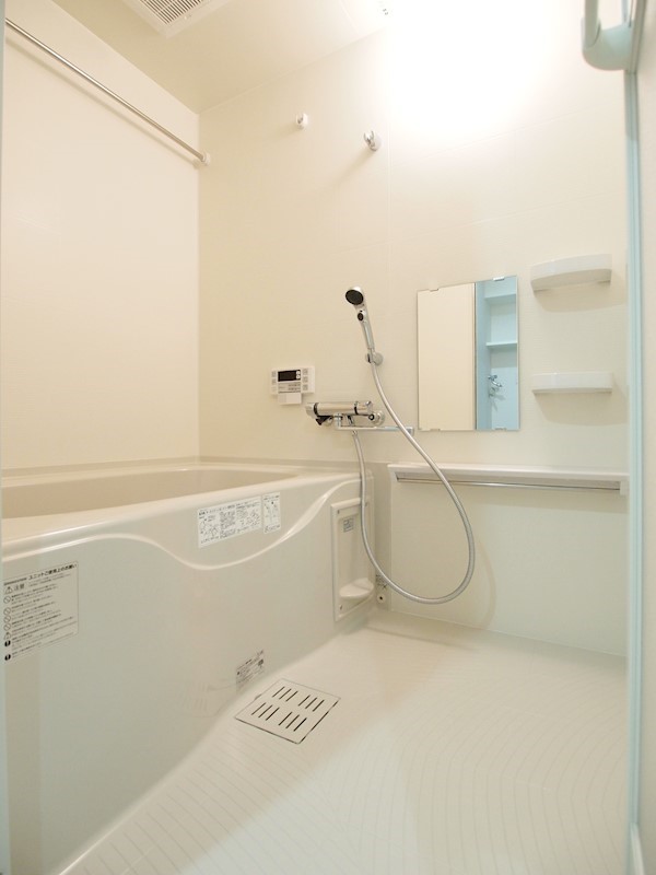 バス・シャワールーム　追い焚き式の綺麗な浴室です