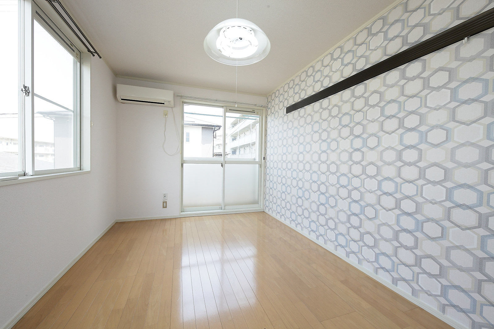 居室・リビング　※実際のお部屋は小窓がなく壁のデザインは異なります。