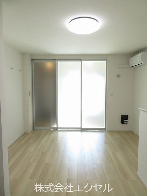 居室・リビング　エアコン完備の明るい室内です。