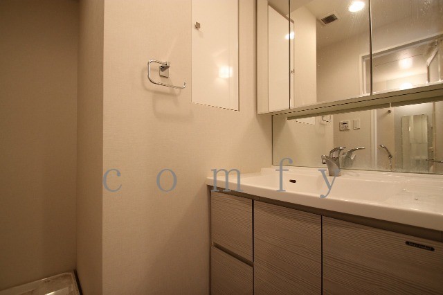 洗面設備　清潔感のあるパウダールーム