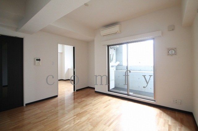 居室・リビング　高級感のあるフローリング