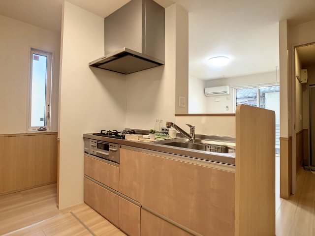 キッチン　掲載写真は同型モデルを掲載しており実際のお部屋と仕様等が異な