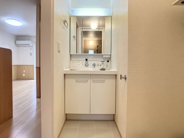 洗面設備　掲載写真は同型モデルを掲載しており実際のお部屋と仕様等が異な