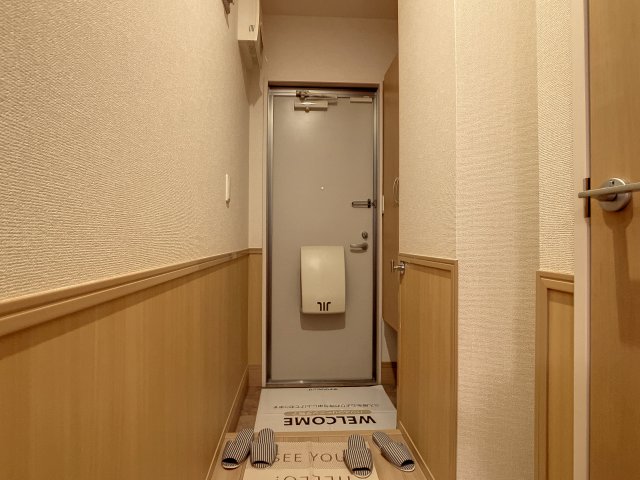 玄関　掲載写真は同型モデルを掲載しており実際のお部屋と仕様等が異な