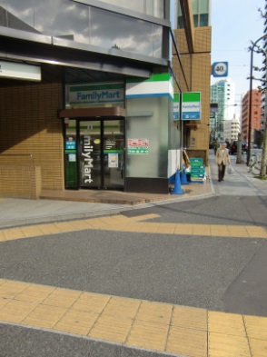コンビニ　ファミリーマート神谷町駅前店（コンビニ）まで180m
