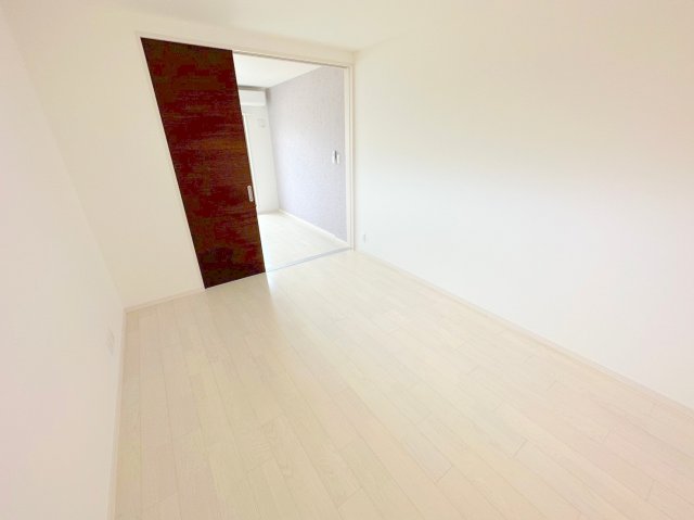 居室・リビング　シンプルなデザインのリビングは家具が置きやすいです。