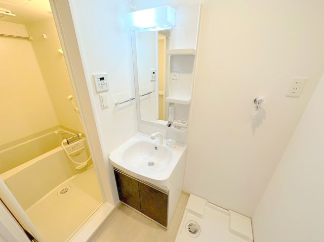 洗面設備　身支度が出来る独立洗面台です。