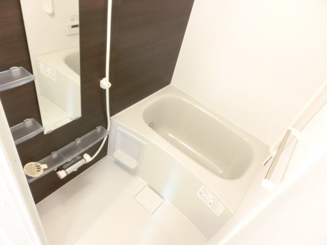 バス・シャワールーム　清潔感のあるバスルームです。