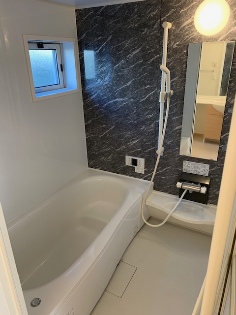 バス・シャワールーム　１坪タイプのお風呂で足をゆったり伸ばして入れます