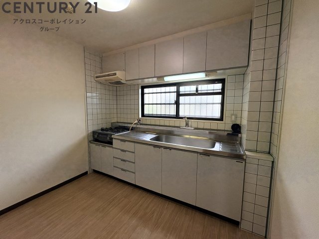 キッチン　キッチンに窓があり換気も楽にできます！