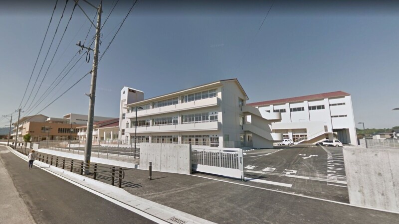 中学校　飯塚市立小中一貫校穂波東校（中学校）まで1244m