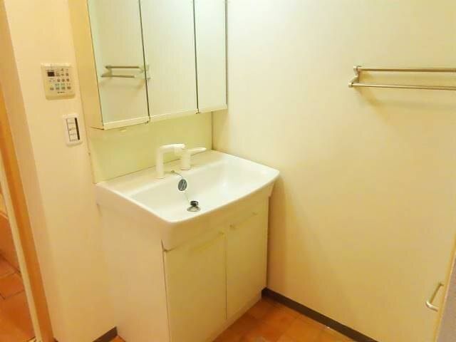 洗面設備　退去前の為別のお部屋写真を参照ください