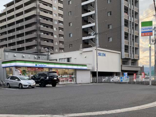 コンビニ　ファミリーマート（コンビニ）まで565m