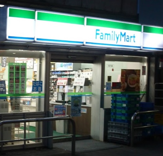 コンビニ　ファミリーマート（コンビニ）まで270m