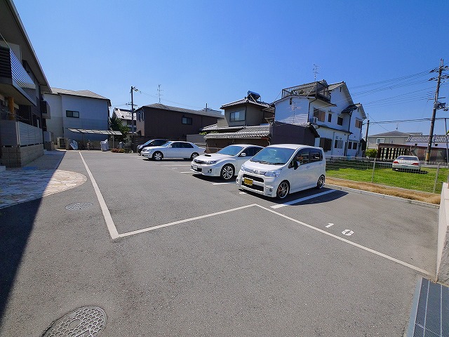 駐車場　駐車場があるので、車を買う予定の方も安心です