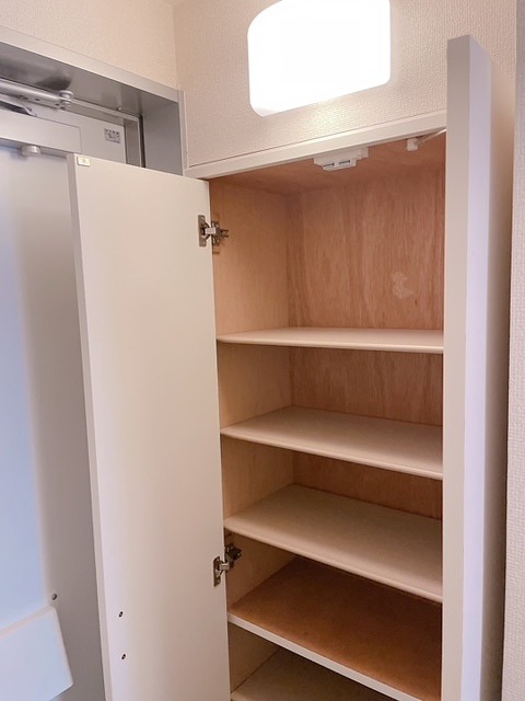 玄関　同タイプ物件の為、形状や間取寸法、色調等が実際とは異なります