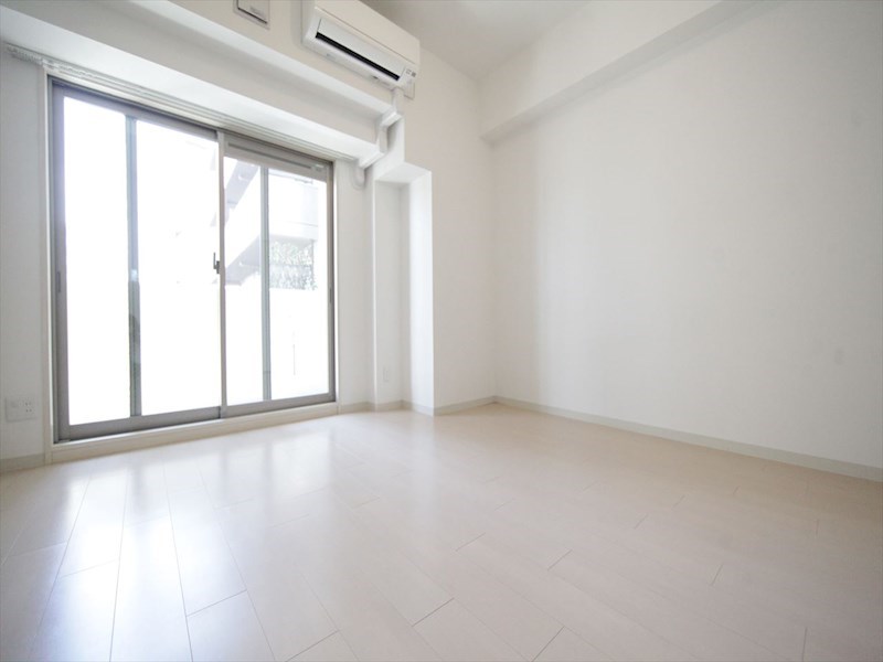 バルコニー　洋室8帖　エアコン完備　クローゼット付　南面バルコニー