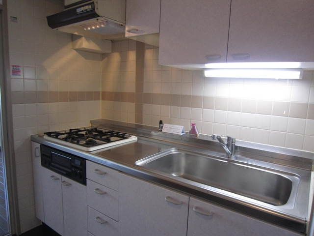 キッチン　３口ガスコンロ／グリル付