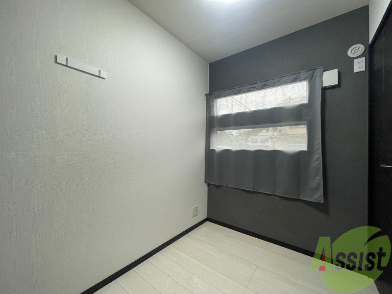 その他部屋・スペース　こちらは２．５帖の洋室になります。収納もあります。