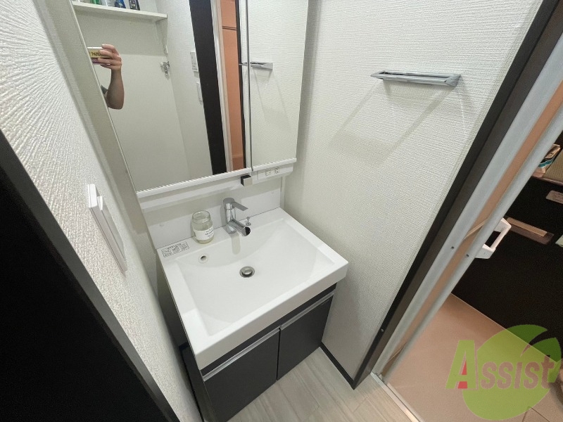 洗面設備　こちらは独立洗面台になります。シャンプードレッサー仕様です。