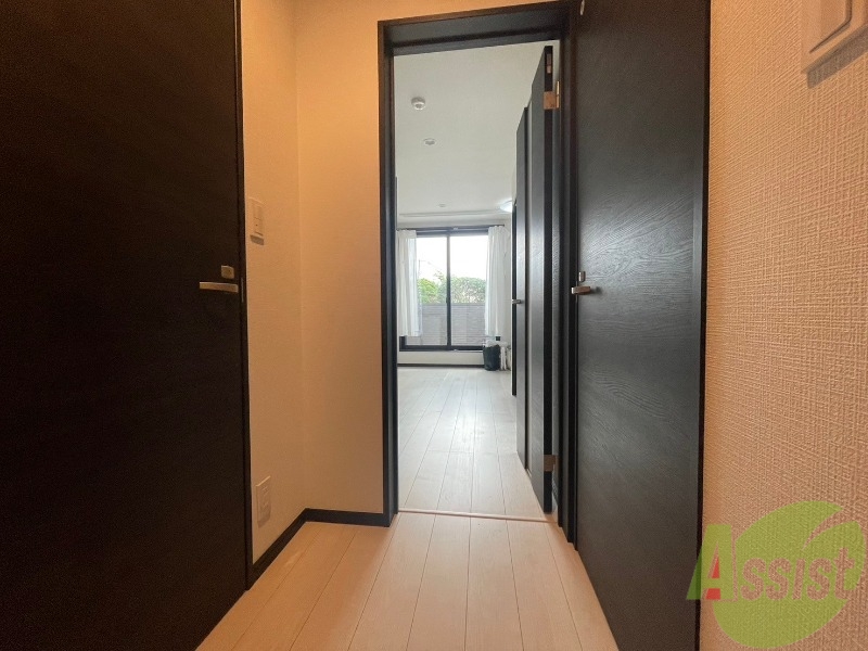 玄関　こちらは玄関になります。照明設備もございます。