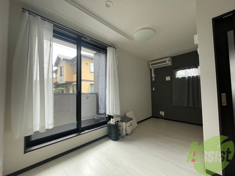 居室・リビング　こちらは８．１帖のリビングになります。オシャレな内装ですね。