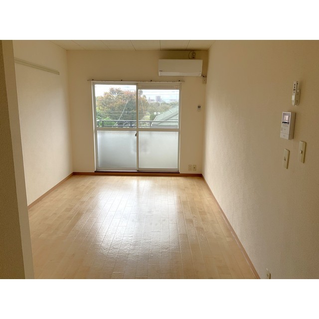 居室・リビング　こちらのリビングで趣味の時間をお楽しみください