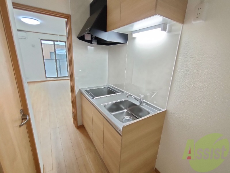 キッチン　キッチンも床の色と合わせてあって統一感がありますね。