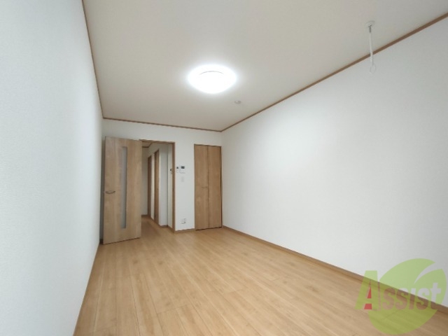 その他部屋・スペース　８帖あるのでベッドや他の家具も置けちゃいます。