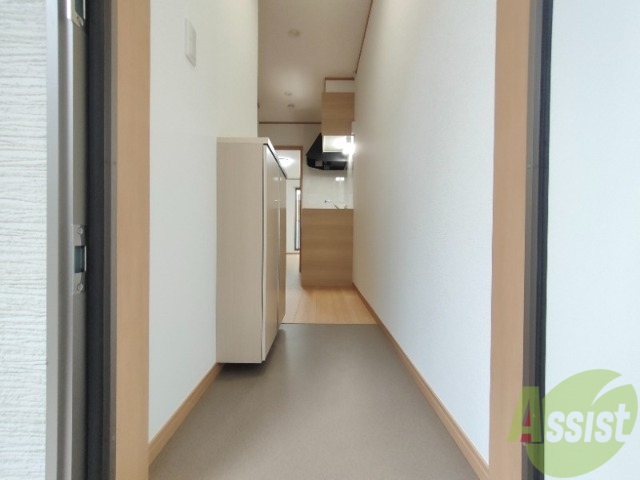 玄関　玄関は奥行きがあり、広めなのが特徴。段差がないのも良いですね