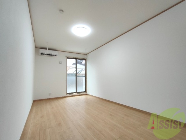 居室・リビング　リビングはこちら。木目調の温かみがあるフローリングですね。