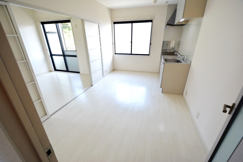 居室・リビング　床色が明るい色合いでとても綺麗です☆