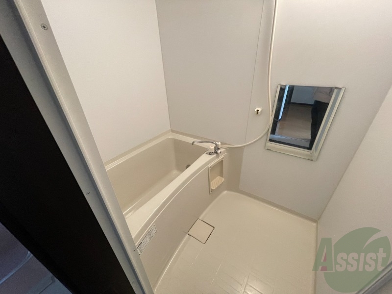 バス・シャワールーム　浴室は洗い場が広く、鏡が付いており使いやすいです