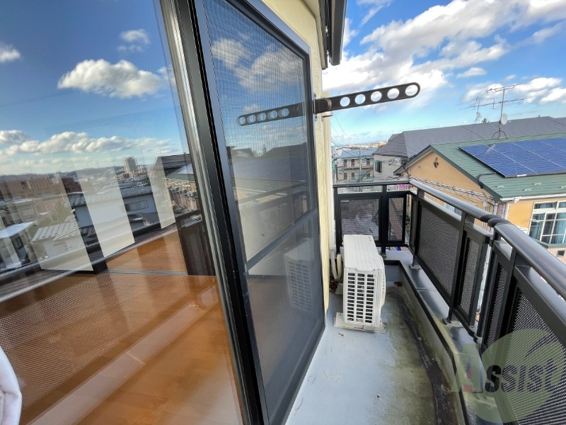 バルコニー　バルコニーは広いので洗濯も干しやすいです