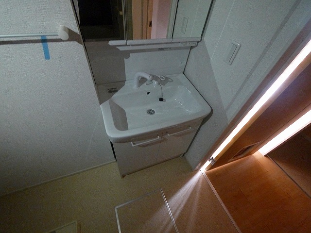 洗面設備　明るい洗面所です