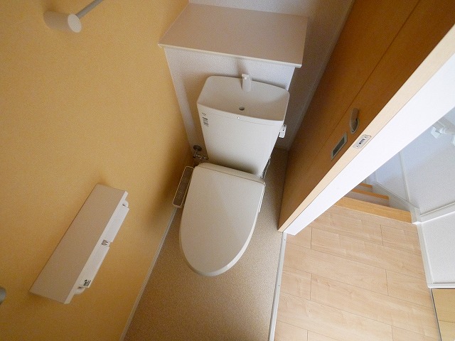 トイレ　落ち着いた色調のトイレです