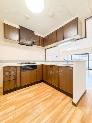 キッチン　3口コンロ・グリル付きの使いやすいシステムキッチンです♪